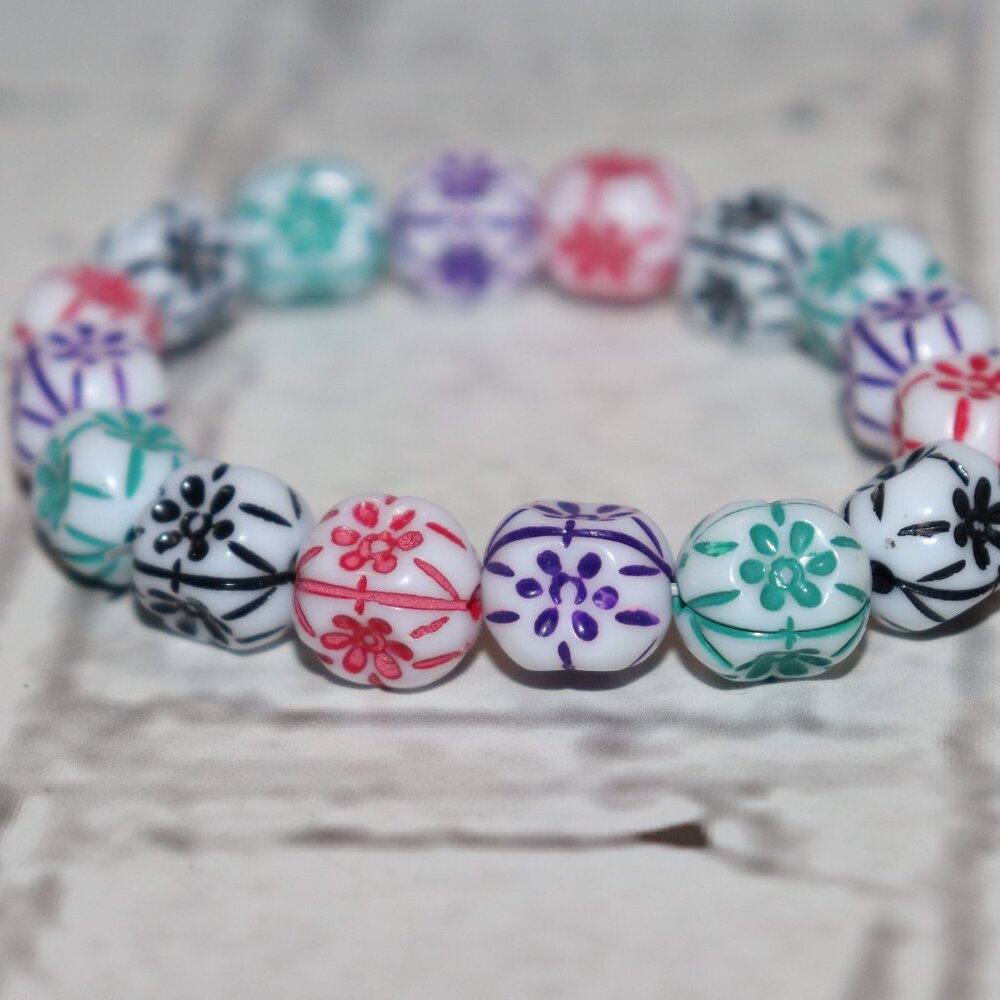 Beautiful white and colorful flower beaded bracelet 7"